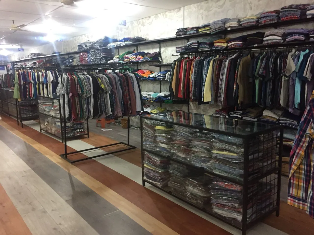 Display and hanging systems in a menswear showroom