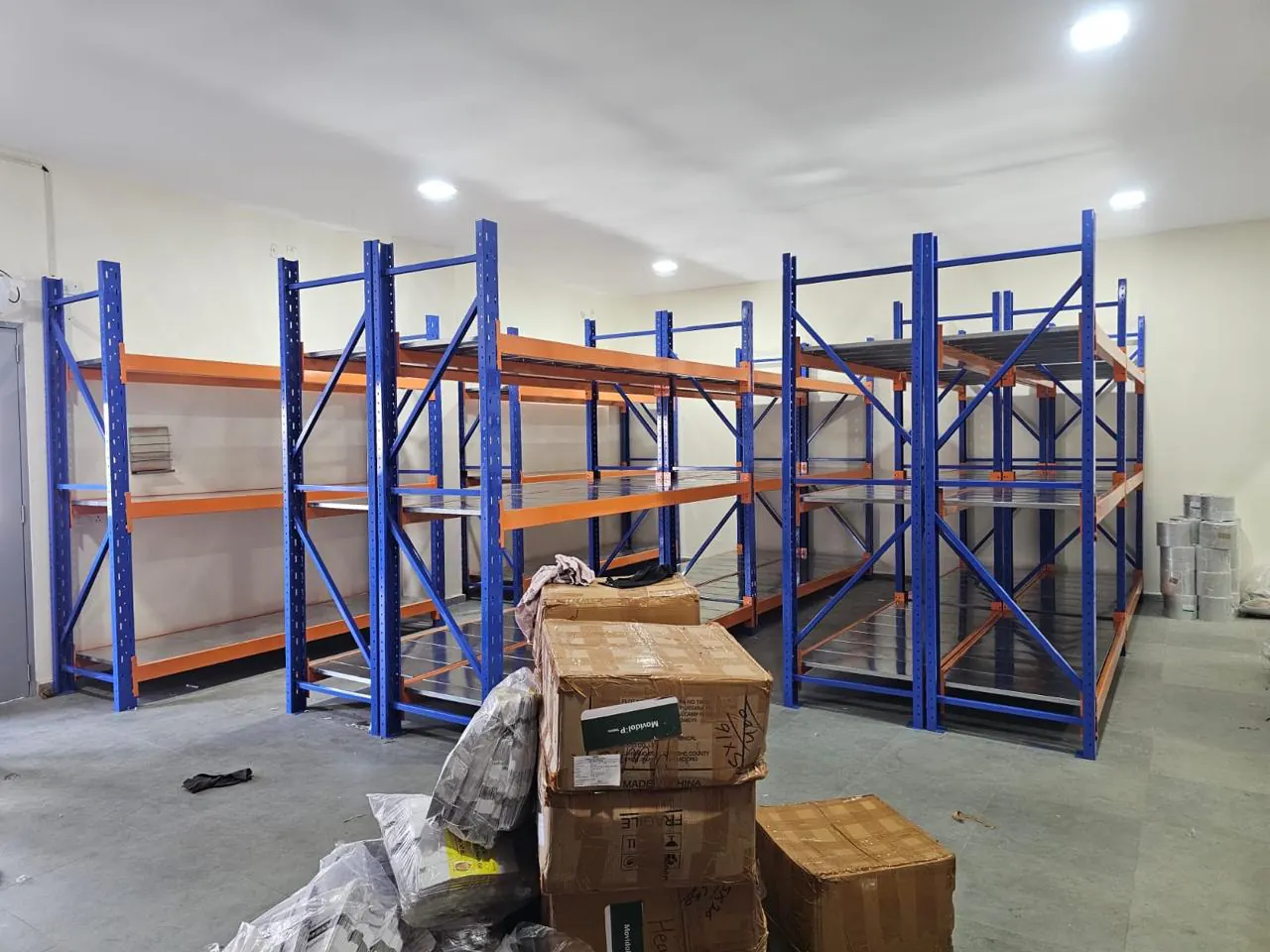 Full-height pallet racking with forklift aisles