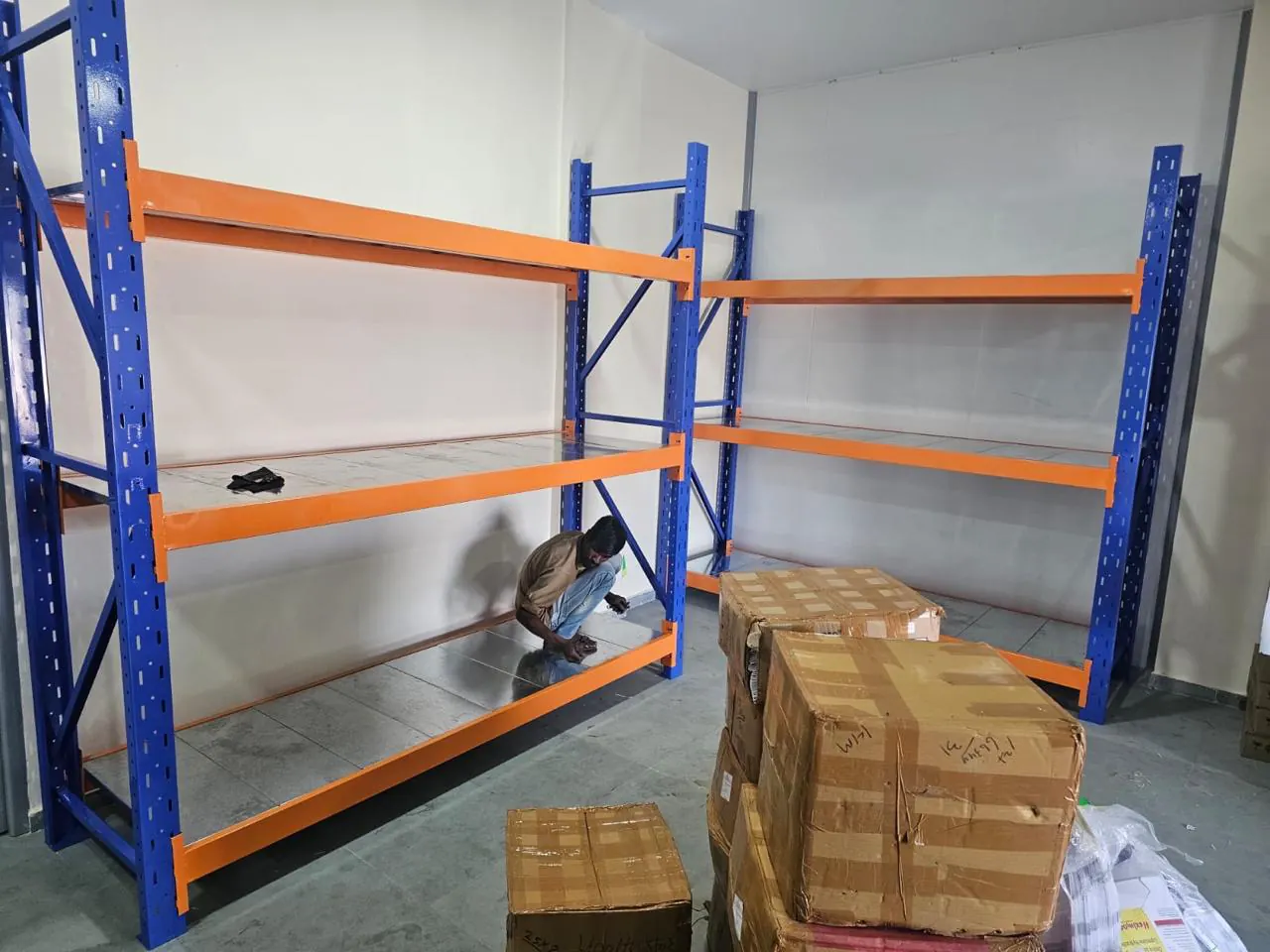 Palletised cartons on selective pallet racking